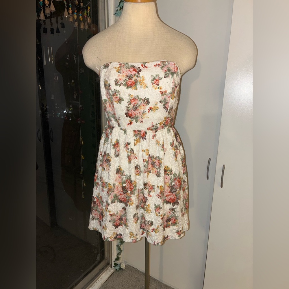 Floral Strapless lace dress, open back with bow feature on back  🎀💐